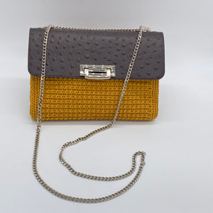 Pochette con patella in similpelle